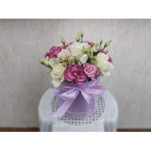 Стилна кутия с рози и сезонни цветя „Класика“