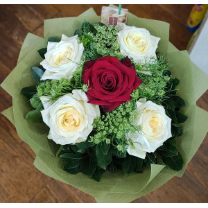 Букет - Елегантен контраст от 5 рози