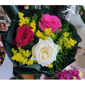 Букет с три цвята рози