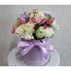 Композиция в кутия с рози, алстромерии и еустома