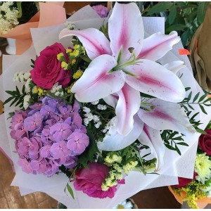 Премиум букет „Небесна нежност“ с хортензия и лилиум