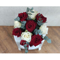 Елегантна кутия „Ин и Ян“ с премиум червени и бели рози