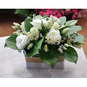 Нежна аранжировка „Ангелско докосване“ с бели еустоми и лимониум