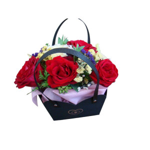 Аранжировка в подаръчна чантичка с рози и еустоми „Шарм“