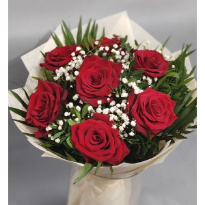 Класически букет от 7 червени рози „Признание“