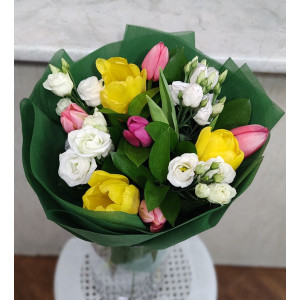 Изискан букет „Пролетна нежност“ с лалета и еустоми