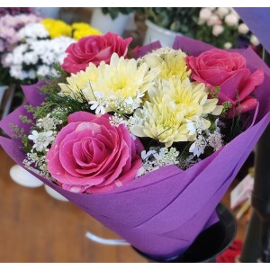 Нежен букет „Розова мечта“ с рози и бледо жъли хризантеми