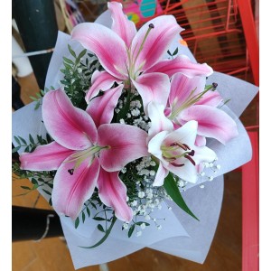 Величествен букет с кралски лилиум „Ароматна елегантност“