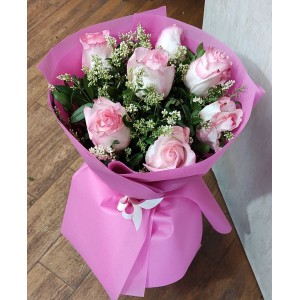 Романтичен букет „Розова магия“ от 7 изящни рози