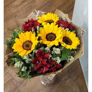 Сияен букет „Лятно слънце“ със слънчогледи и нежни алстромерии