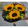 Слънчев букет „Лятна радост“ с три големи слънчогледа