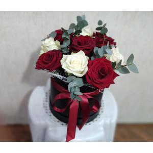 Елегантна кутия „Ин и Ян“ с премиум червени и бели рози