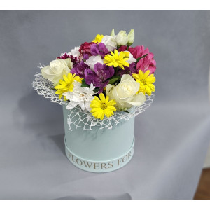 Пъстра кутия „Цветен калейдоскоп“ с микс от сезонни цветя