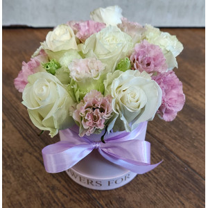 Луксозна кутия „Романтика“ с еустоми и рози