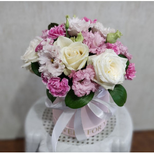 Луксозна кутия с рози, еустоми и мини карамфили „Нежност“