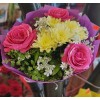 Нежен букет „Розова мечта“ с рози и бледо жъли хризантеми