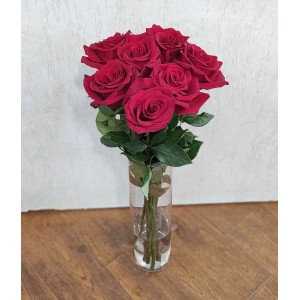 Класически букет „Естествен чар“ от 7 рози с копринена панделка