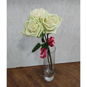 Стилно трио „Класика“ от три рози с елегантна панделка