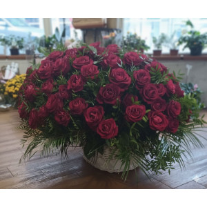 Луксозна кошница със 101 червени рози „Класическа любов“